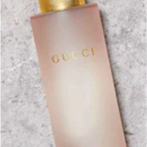 GUCCI BRUME DE BEAUTÉ
GLOW HYDRATING MIST
PREP, SET & REFRESH SPRAY HYDRATANT - Picture 3 of 3